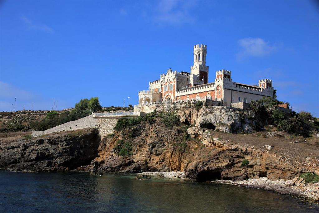 zamek na szczycie klifu nad wodą w obiekcie Castello Tafuri w mieście Portopalo