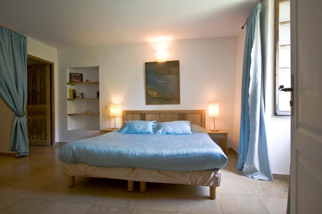 Postel nebo postele na pokoji v ubytování Hôtel la Fête en Provence