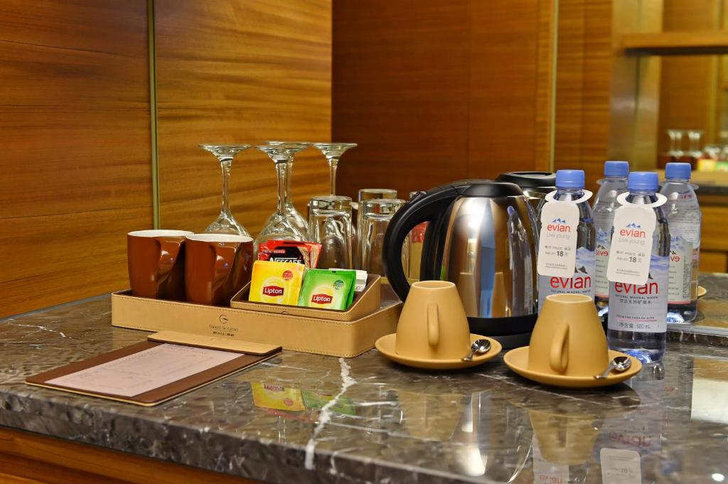 Příslušenství pro přípravu čaje a kávy v ubytování Grand Skylight International Hotel Huizhou