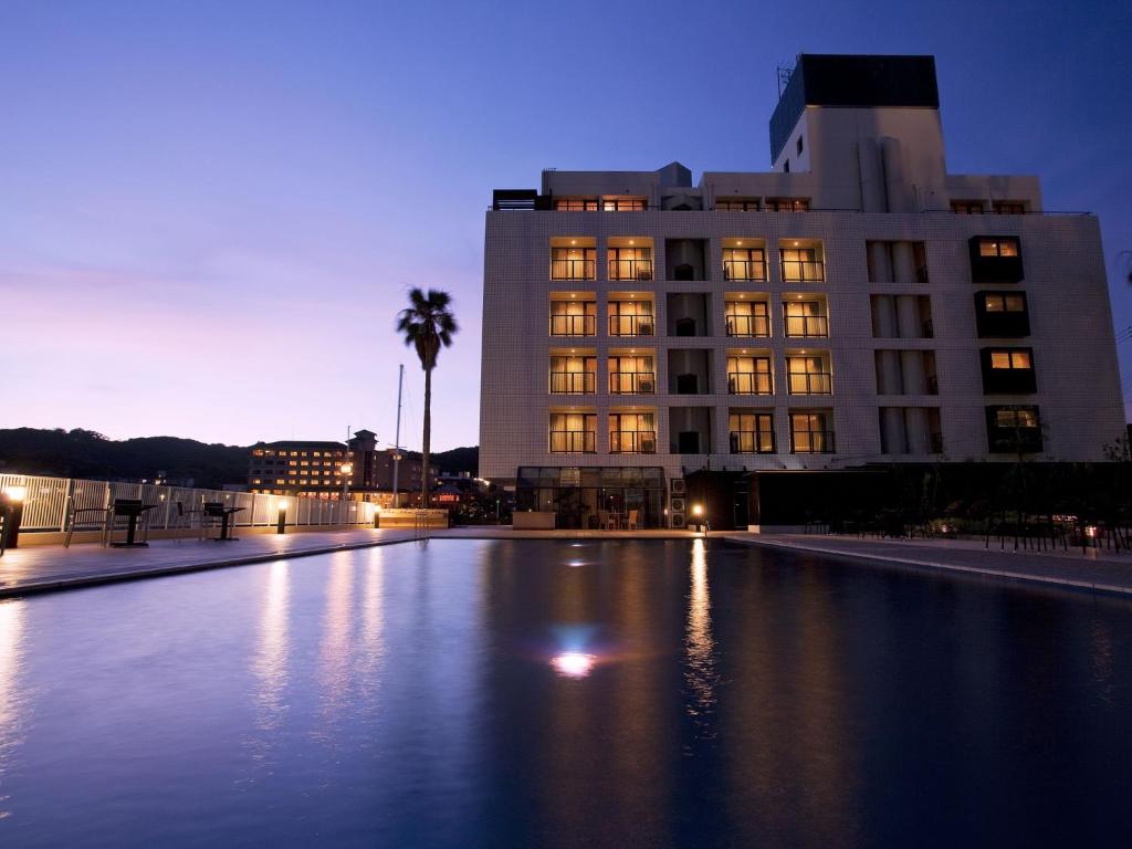 洲本市にある海のホテル　島花の夜間の建物前の大型プール