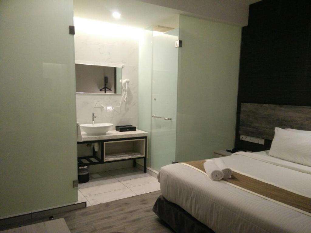 Postel nebo postele na pokoji v ubytování The Leverage Business hotel (Skudai)