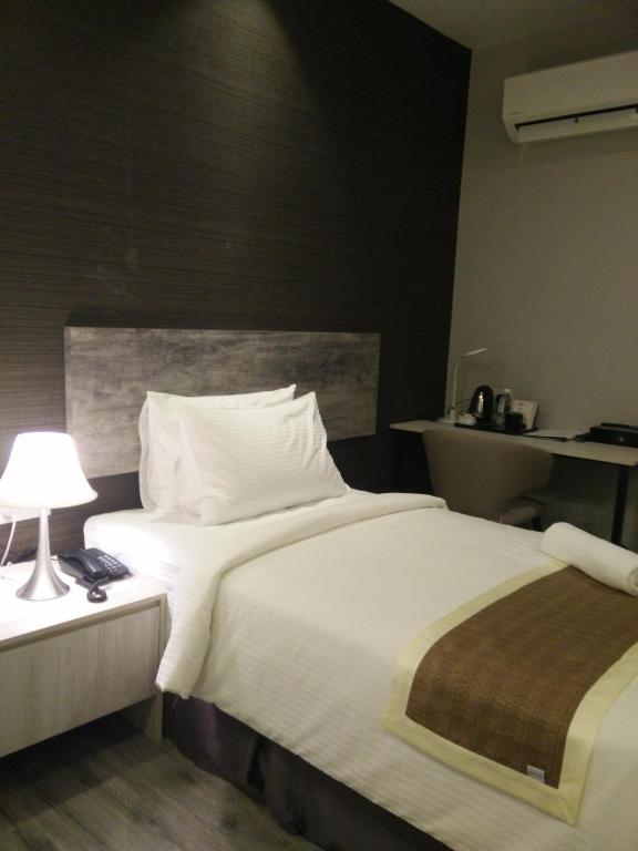 Postel nebo postele na pokoji v ubytování The Leverage Business hotel (Skudai)