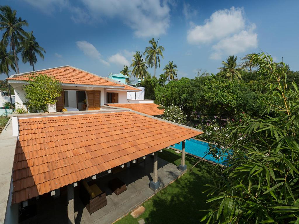 本地治里的住宿－Kadal The Beach House，享有橙色屋顶房屋的空中景致