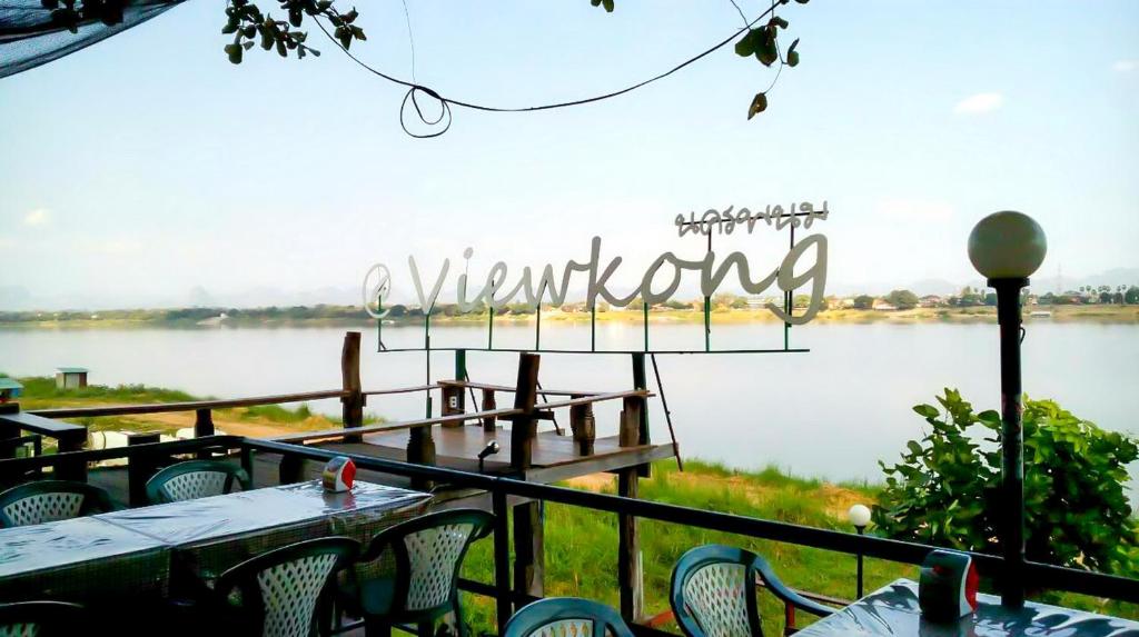 Výhled na řeku, která protéká v blízkosti hotelu