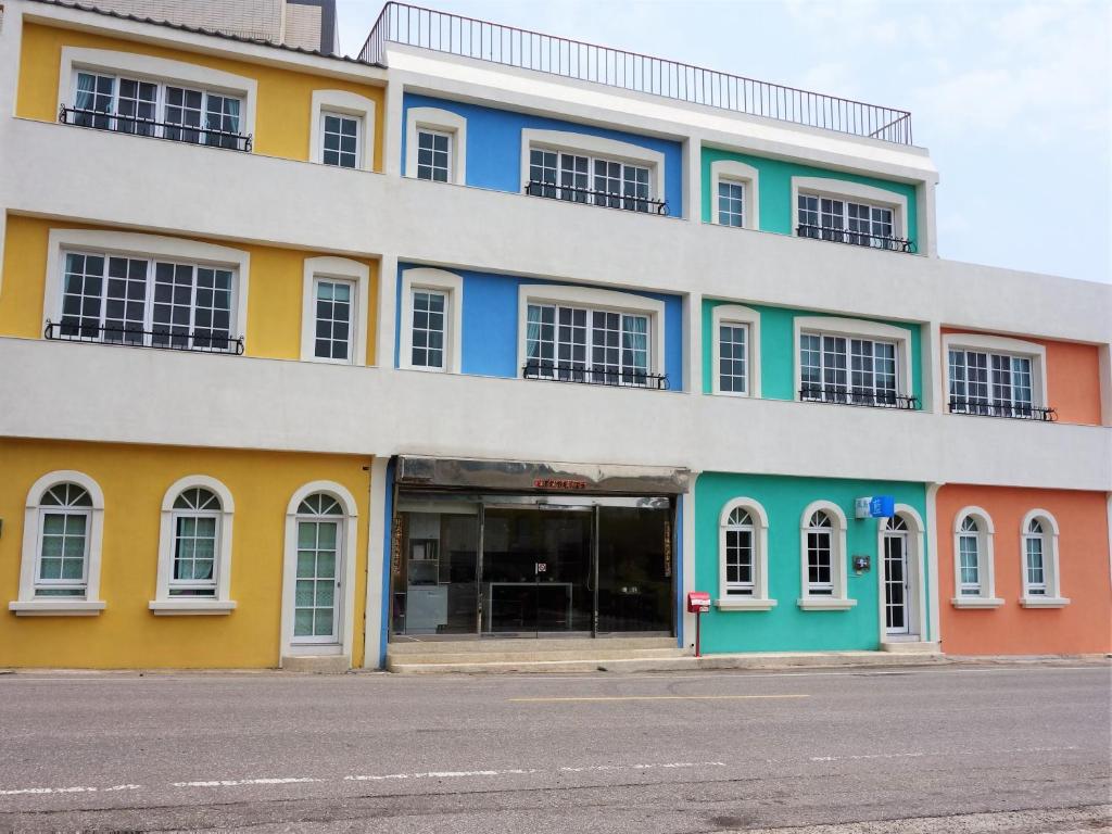 a building with colorful fronts on a street at Wind Island in Magong