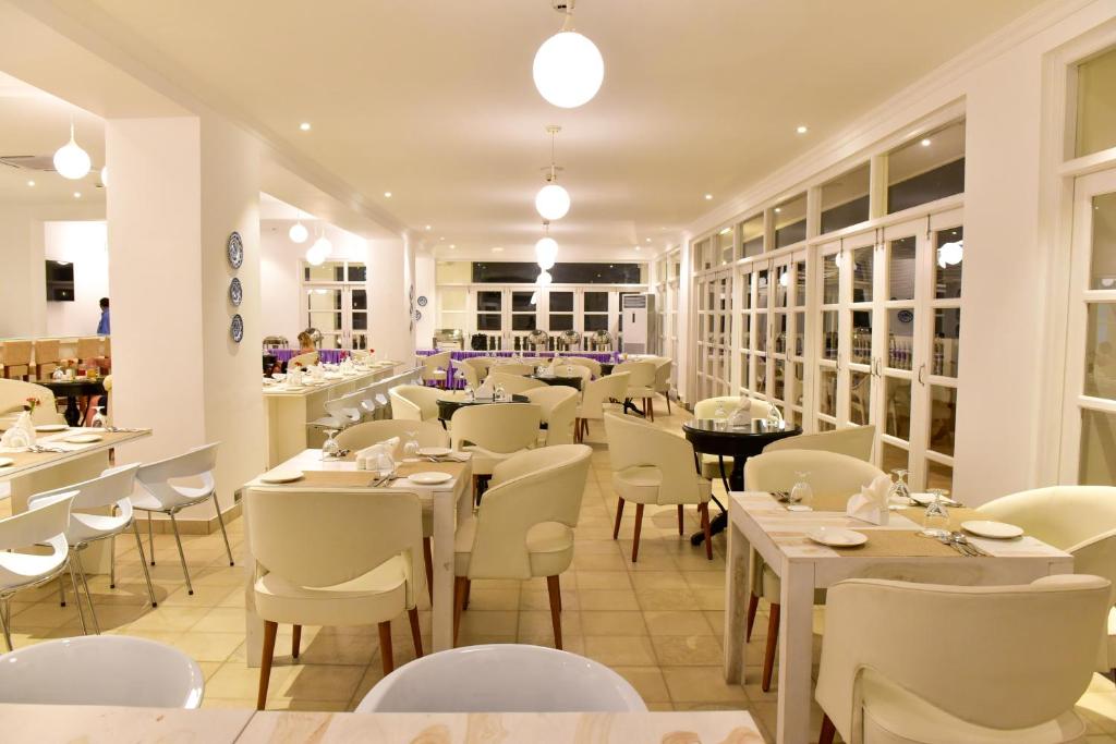 Restaurace v ubytování Silver Sands Serenity Resort, Candolim
