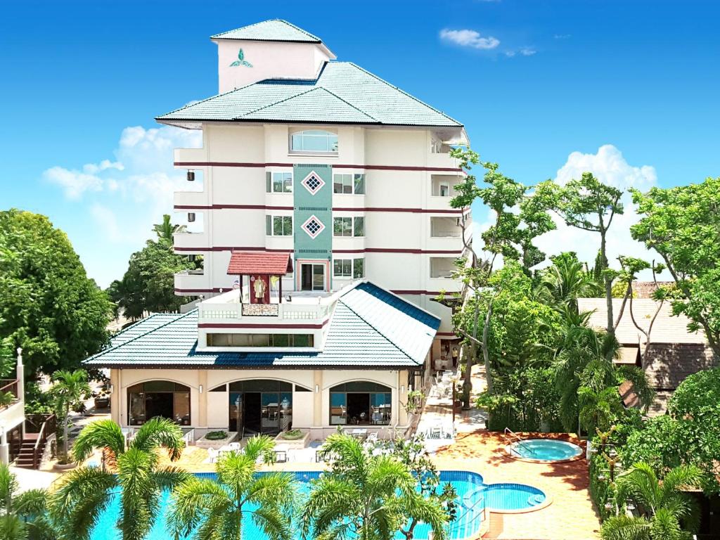 Diana Garden Resort - SHA Extra Plus في باتايا سنترال: اطلالة جوية على المنتجع مع مسبح