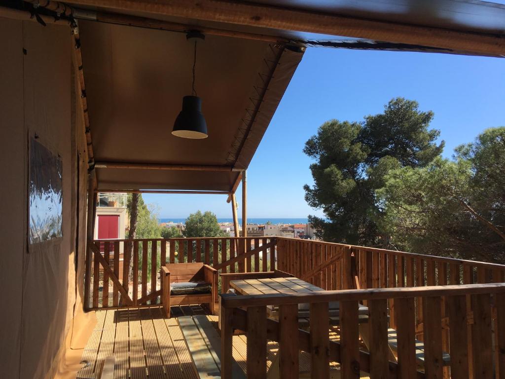 Balkón nebo terasa v ubytování Glamping Lodge Estartit
