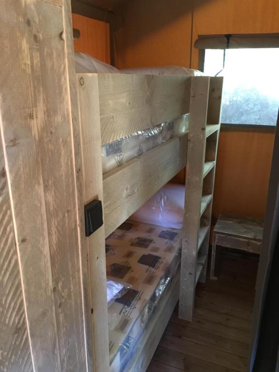 Palanda nebo palandy na pokoji v ubytování Glamping Lodge Estartit