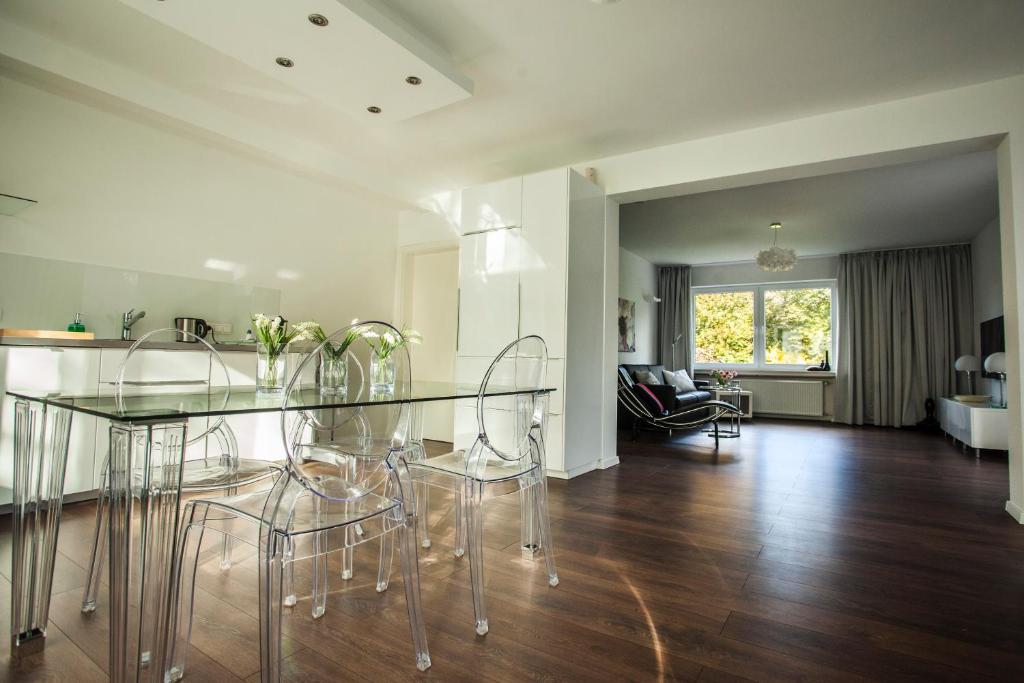 a dining room with a glass table and chairs at Luxussuite mit Steinway-Flügel in Bremen