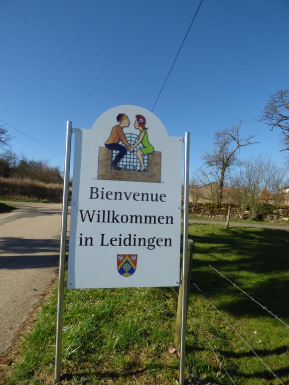 un panneau sur le côté d'une route dans l'établissement Gite "Vue Sur La Frontiere", à Heining-lès-Bouzonville