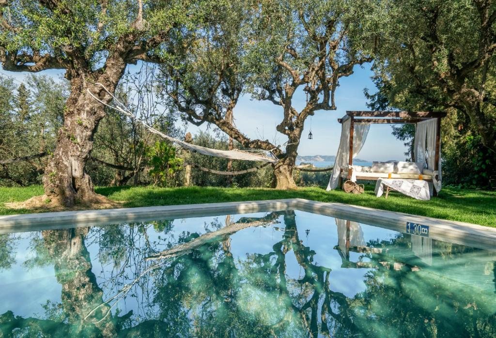 uma casa com piscina em frente a algumas árvores em Vafias Villa em Lithakia