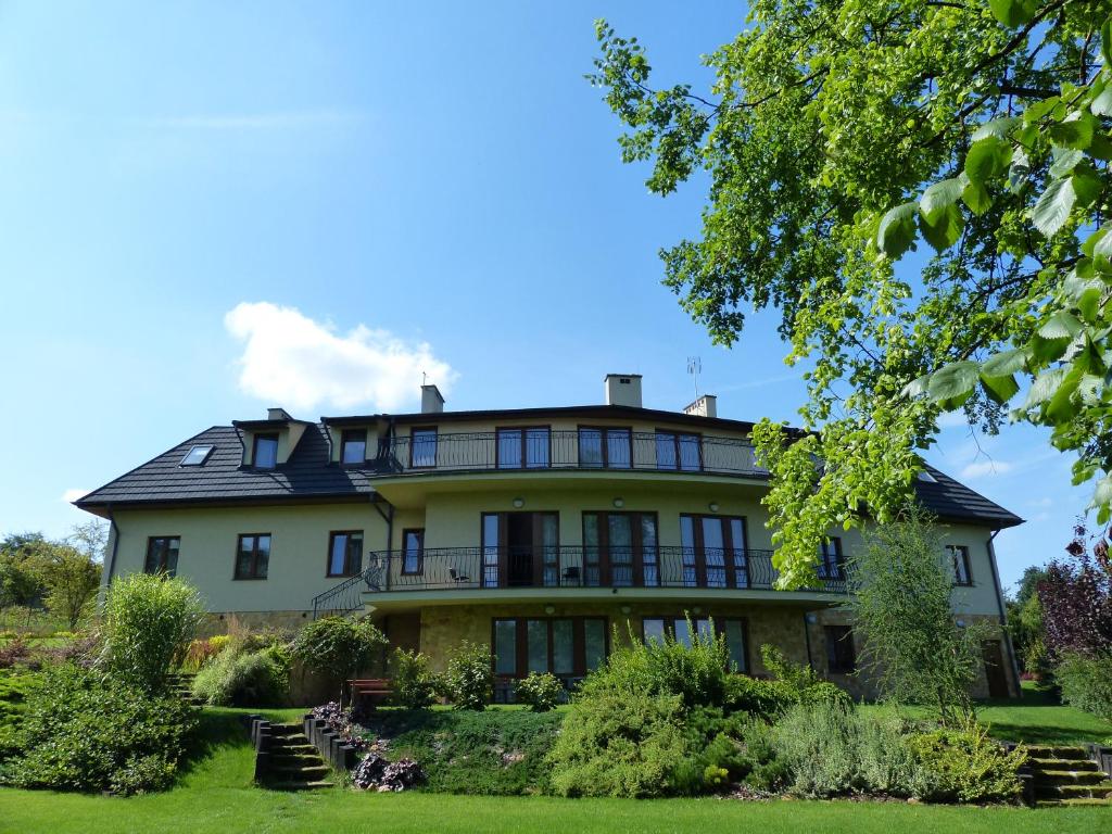 Una casa grande con un jardín enfrente. en Dom Wycieczkowy PTTK "TURYSTA" en Sandomierz