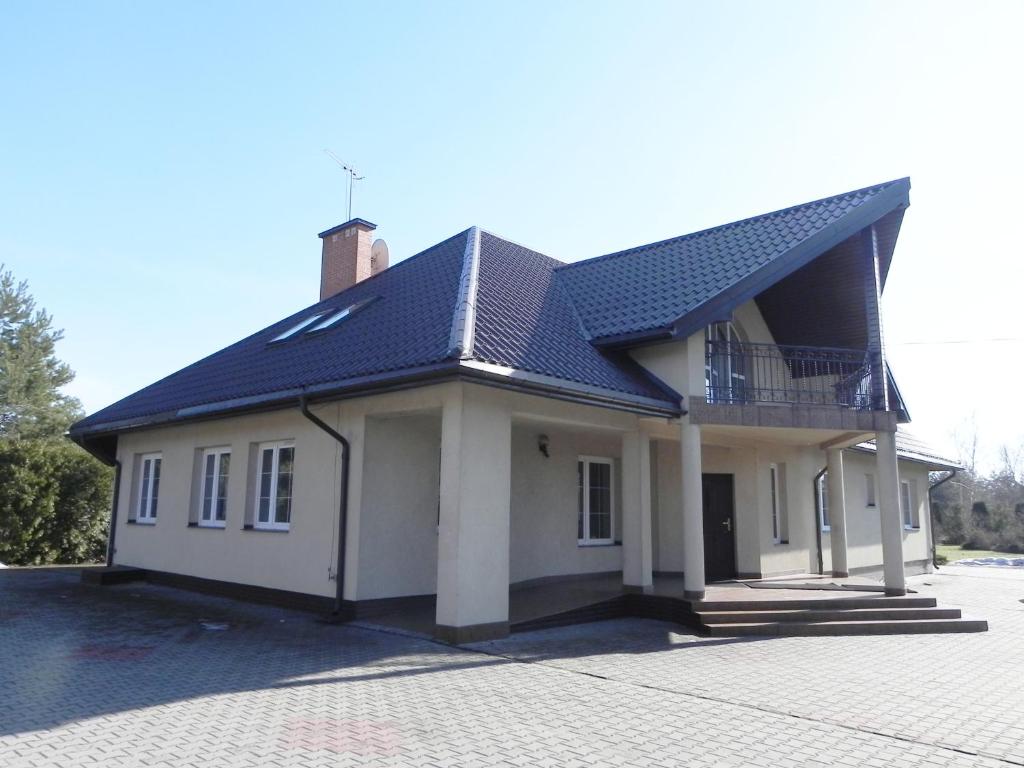 een huis met een zonnedak erop bij Noclegi Ostoja - Zwierzyniec, Roztocze in Zwierzyniec