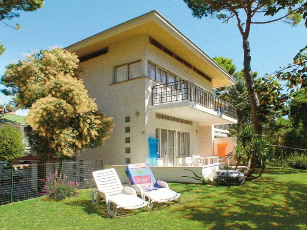 リニャーノ・サッビアドーロにあるLignano Pineta Villa mit Gartenの家