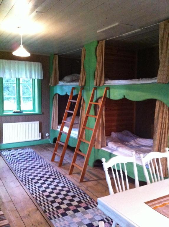 Palanda nebo palandy na pokoji v ubytování Höglunda Gård B&B Lantgård