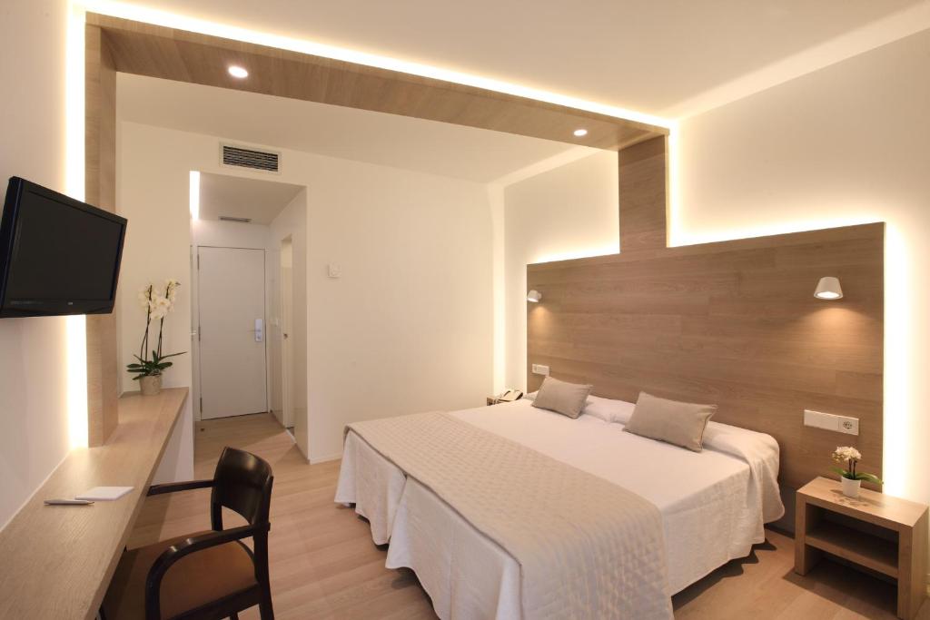 Postel nebo postele na pokoji v ubytování Hotel Carlos I