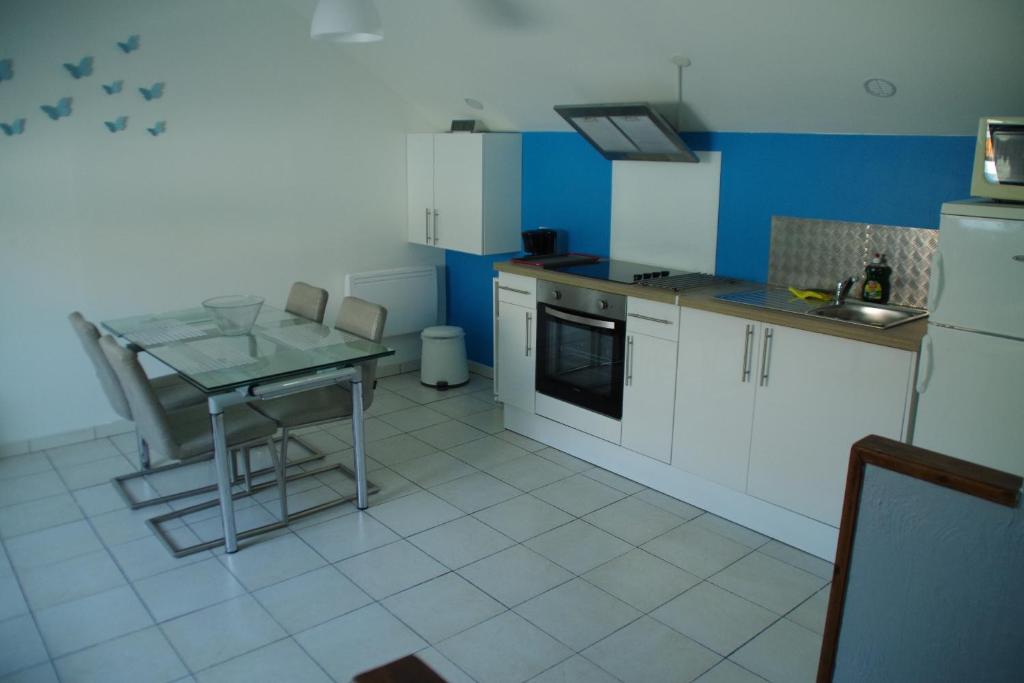 埃塔普勒的住宿－L'annexe，厨房配有白色橱柜和桌子