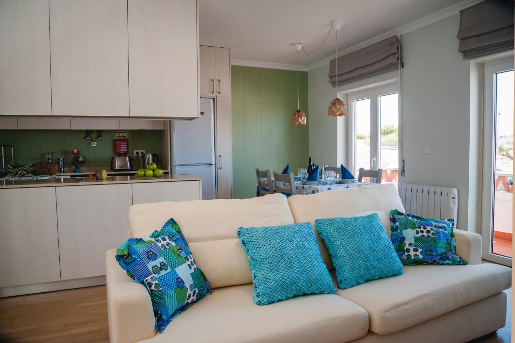 エリセイラにあるEriceira Atlantic Ocean Hill Apartmentのリビングルーム(白いソファ、青い枕付)