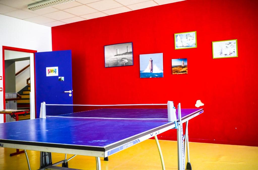 Stolní tenis v ubytování Village Vacances Passion Ré La Blanche nebo okolí
