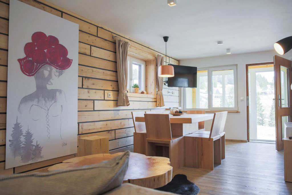 eine Küche und ein Esszimmer mit einem Gemälde einer Frau in der Unterkunft Kuckucksnester Feldberg in Feldberg