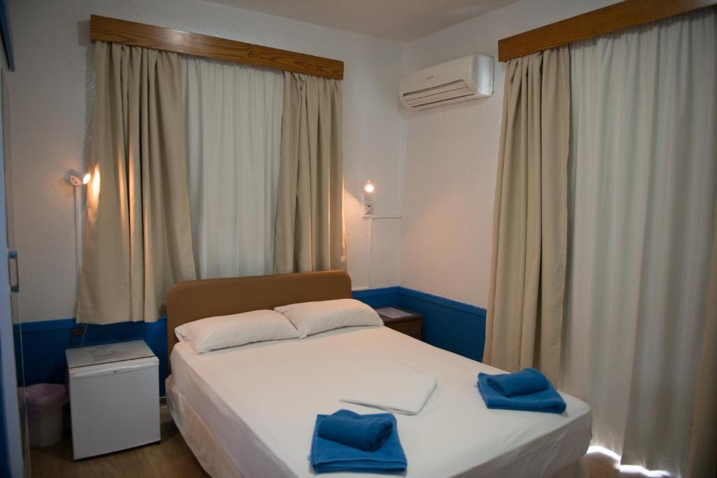 Ένα ή περισσότερα κρεβάτια σε δωμάτιο στο Le Village Hotel
