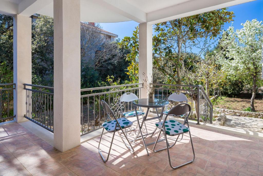 d'une terrasse avec 2 chaises et une table sur un balcon. dans l'établissement ALBA Amazing Location Beach Apartments, à Biograd na Moru