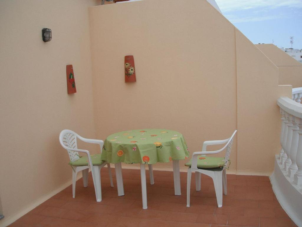 アレシーフェにあるAtico Las Gaviasの緑のテーブルと椅子