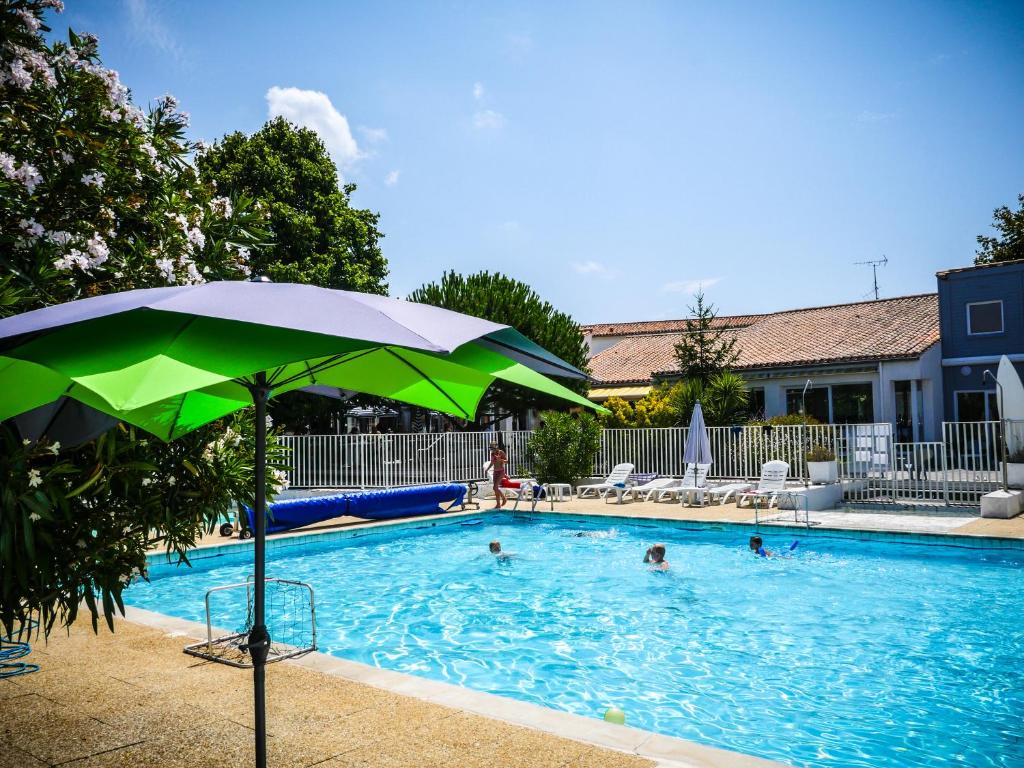 Bazén v ubytování Village Vacances Passion Ré La Blanche nebo v jeho okolí