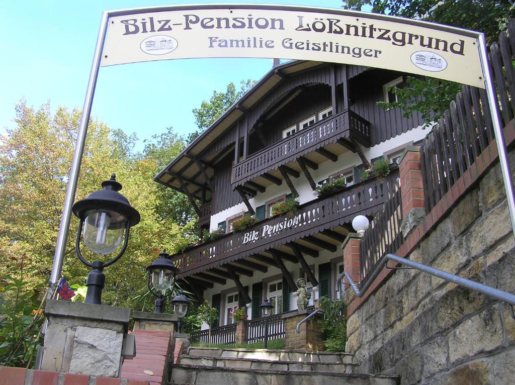um sinal de rua em frente a um edifício em Bilz-Pension em Radebeul