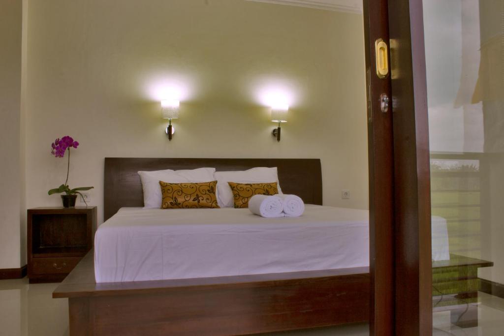 Postel nebo postele na pokoji v ubytování Putra Guest House