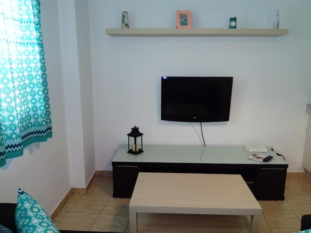 Televízia a/alebo spoločenská miestnosť v ubytovaní Apartamento Dos Aceras