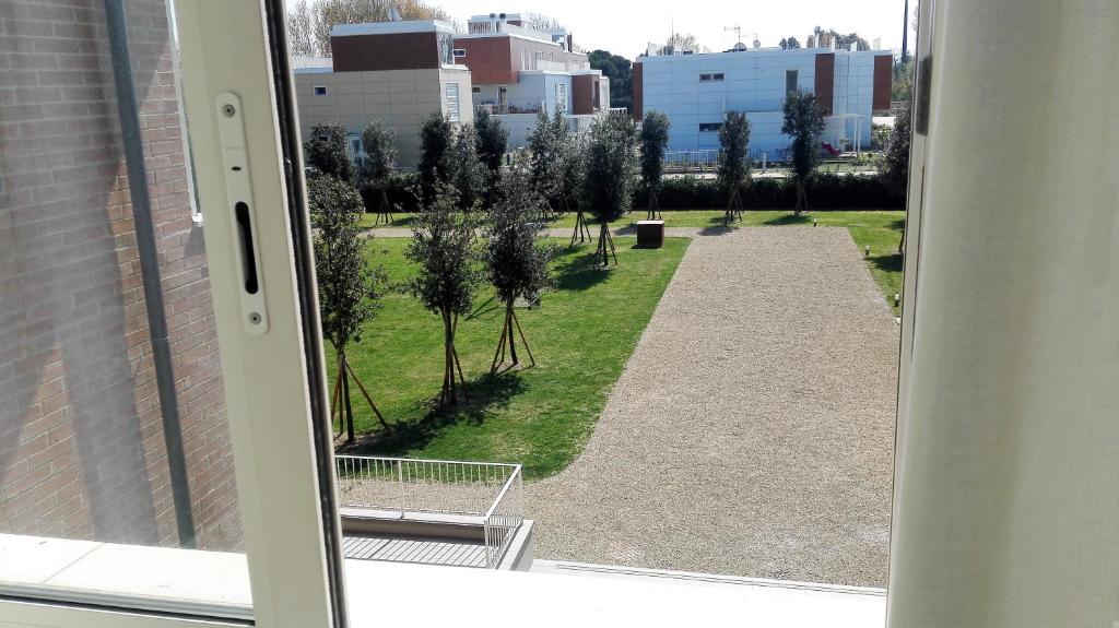 Um jardim em Eliopoli Beach Hostel & Restaurant