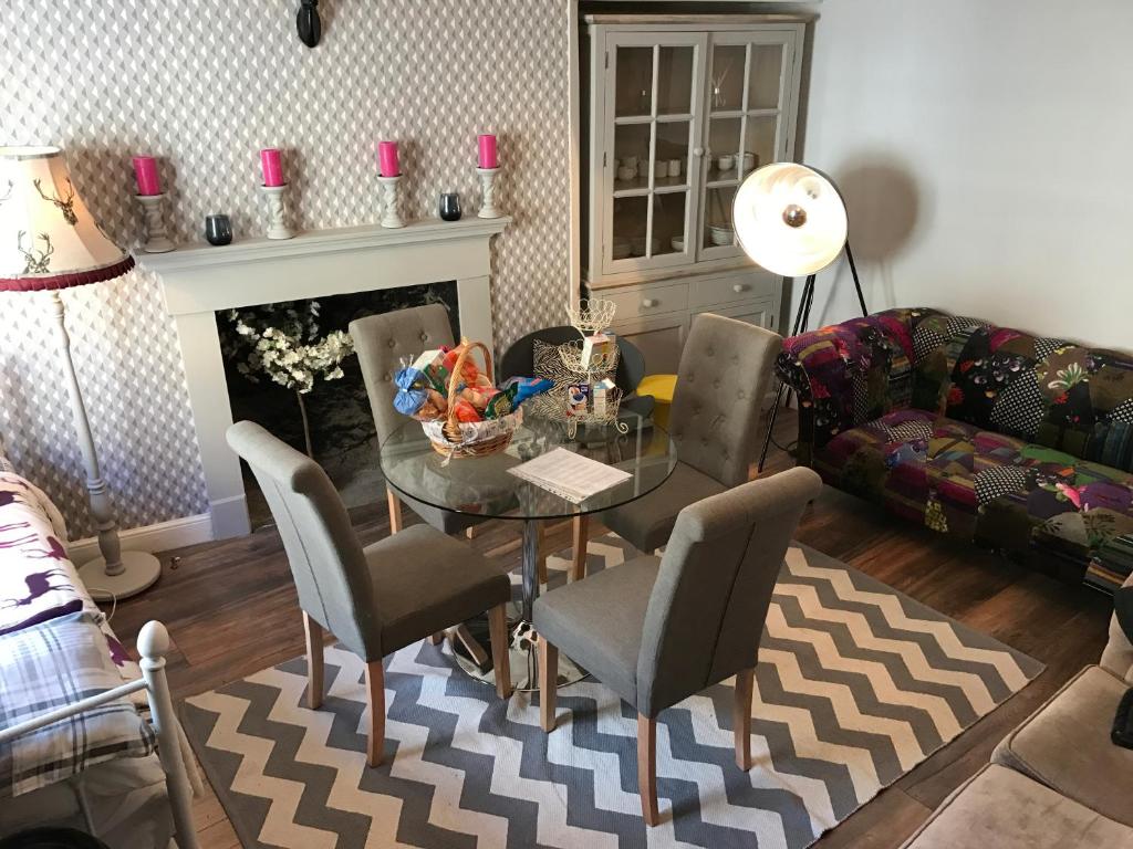 A seating area at Georgian city apartment @ Thomas Street 