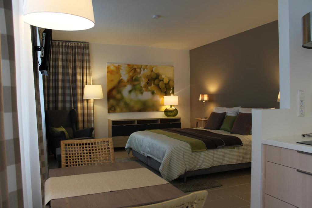ein Hotelzimmer mit einem Bett und einem Stuhl in der Unterkunft Apartments42 in Klosterneuburg