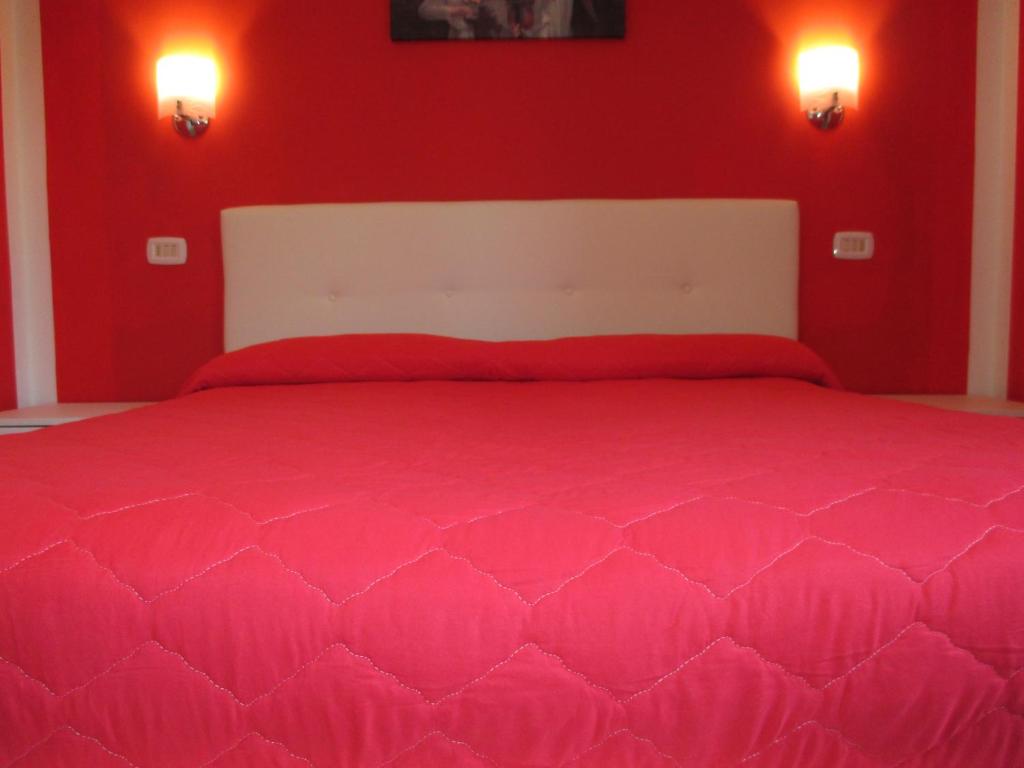 Un pat sau paturi într-o cameră la Palinuro casa vacanze "Donna Antonia"