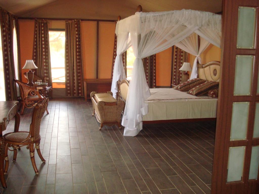 Postel nebo postele na pokoji v ubytování Kilima Safari Camp