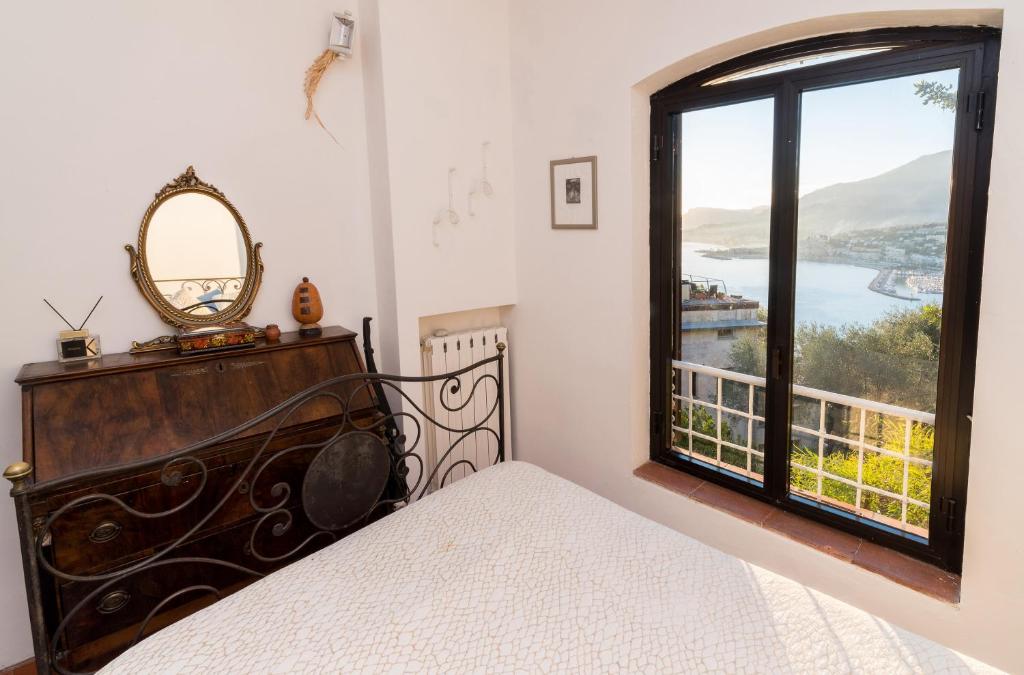 A bed or beds in a room at Appartamento nella Torre