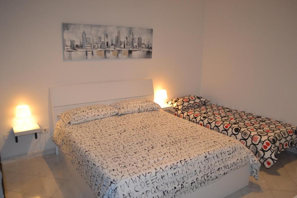 ein Schlafzimmer mit 2 Betten und einem Wandgemälde in der Unterkunft HomeNapoli in Neapel