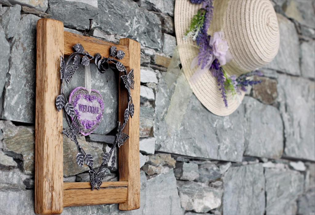 a picture of a heart on a stone wall at Baita De Anna in Valdidentro