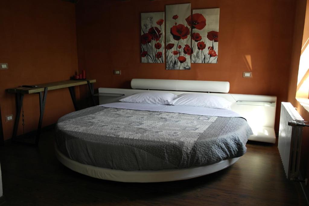 - une chambre avec un grand lit dans l'établissement Agriturismo Corte dei Landi, à Cadè