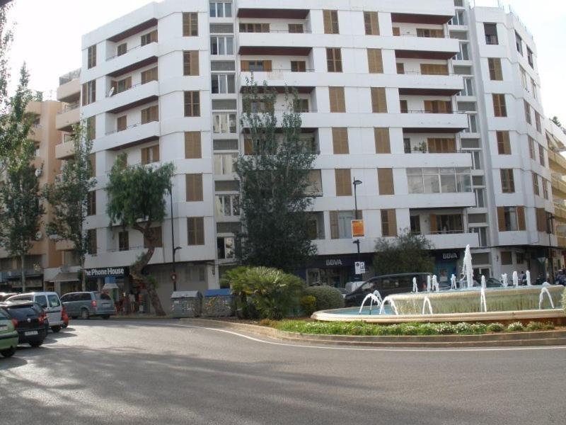 un gran edificio blanco con una fuente en la calle en Casa de Huespedes el Almendro, en Ibiza