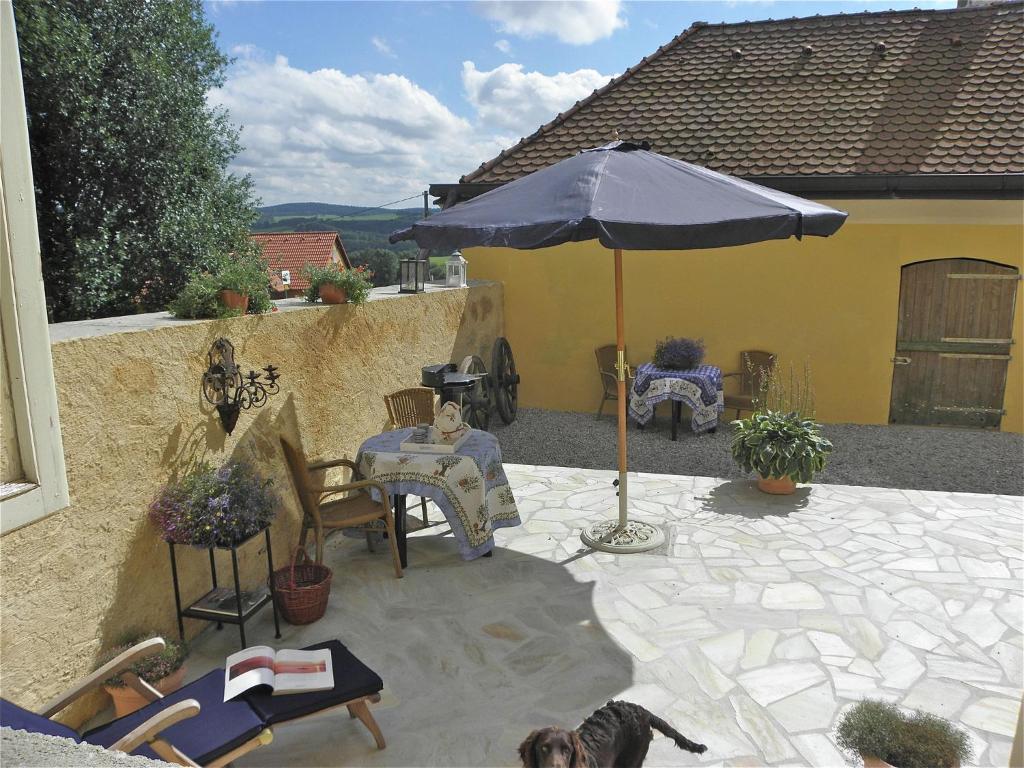 Patio nebo venkovní prostory v ubytování Holiday Home Milíre near Bohemian Forest