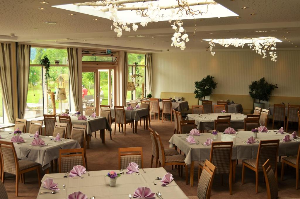 Restaurace v ubytování Hotel & Restaurant Kronenhof am Weser-Radweg