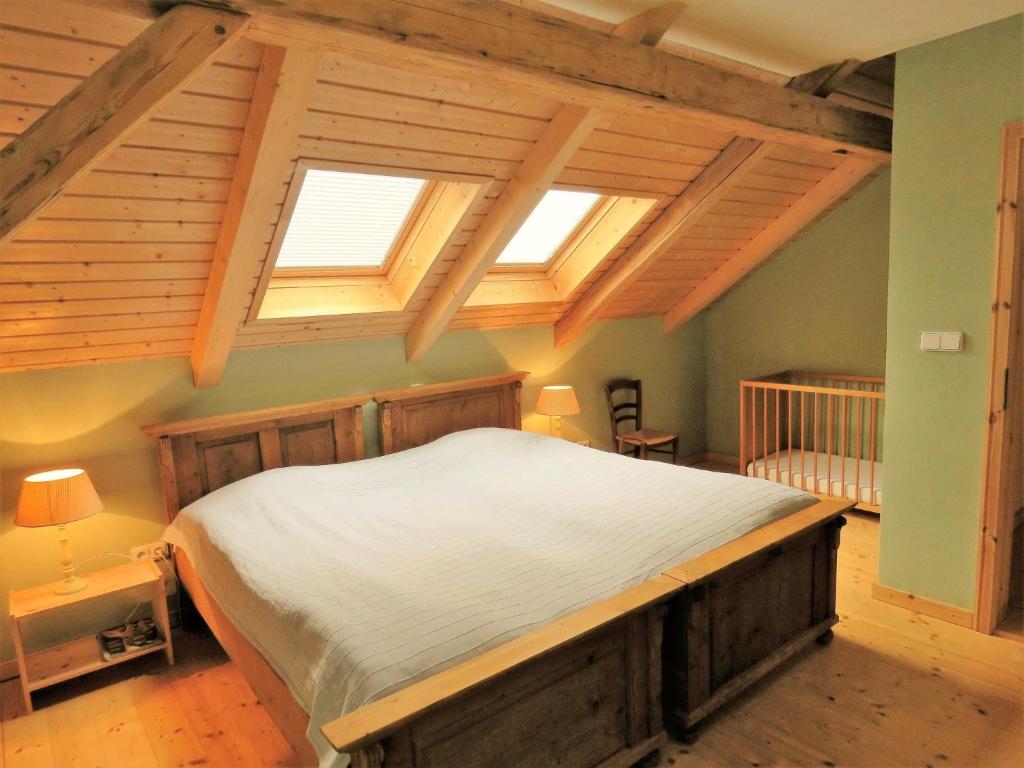 Postel nebo postele na pokoji v ubytování renovated house with stunning of Bohemian Forest