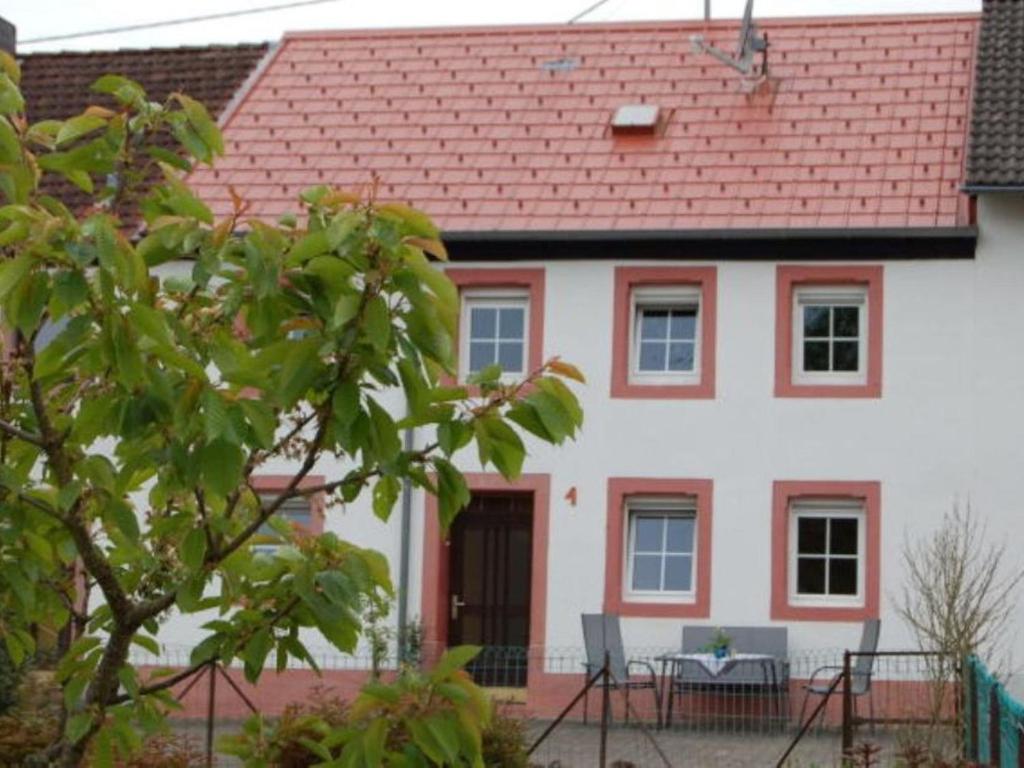 uma casa branca com um telhado vermelho em Spacious Apartment in Meisburg with Terrace em Meisburg
