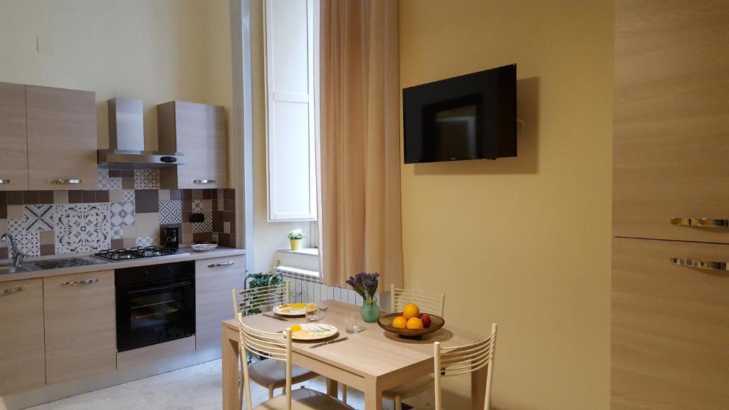 - une cuisine avec une table et un bol de fruits dans l'établissement B&B La Canzanella, à Naples