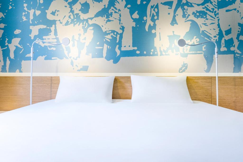 Postel nebo postele na pokoji v ubytování ibis Styles Toulouse Nord Sesquieres