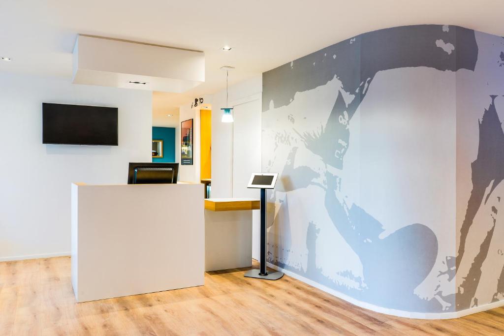 TV a/nebo společenská místnost v ubytování ibis Styles Toulouse Nord Sesquieres
