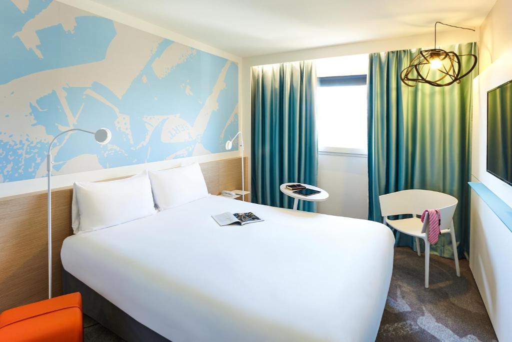 Postel nebo postele na pokoji v ubytování ibis Styles Toulouse Nord Sesquieres